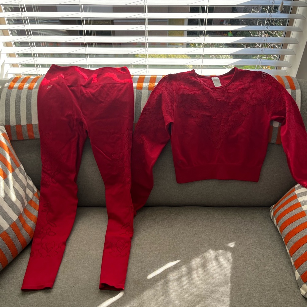 Fabletics Seamless Two Piece Workout Set - Picture 3 of 3